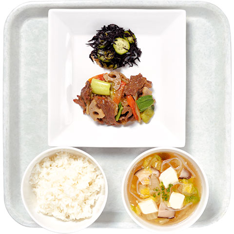 牛肉とれんこんの炒め物、きゅうりとひじきの酢の物