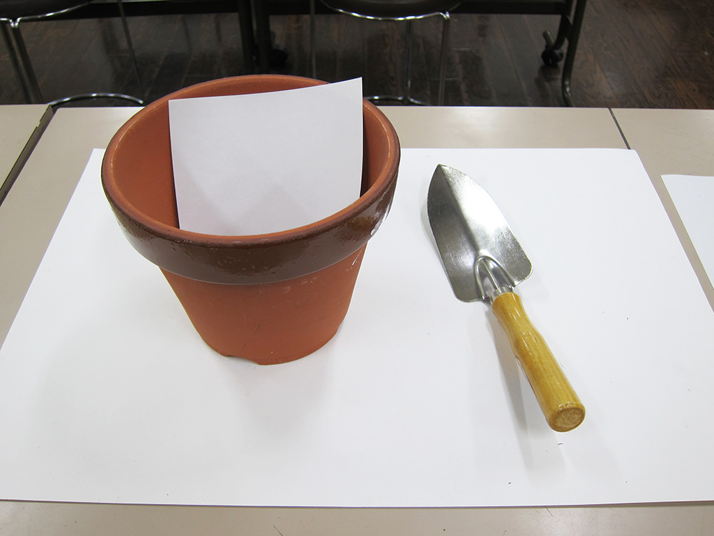 高2 出題モチーフ(植木鉢・スコップ・白折り紙)