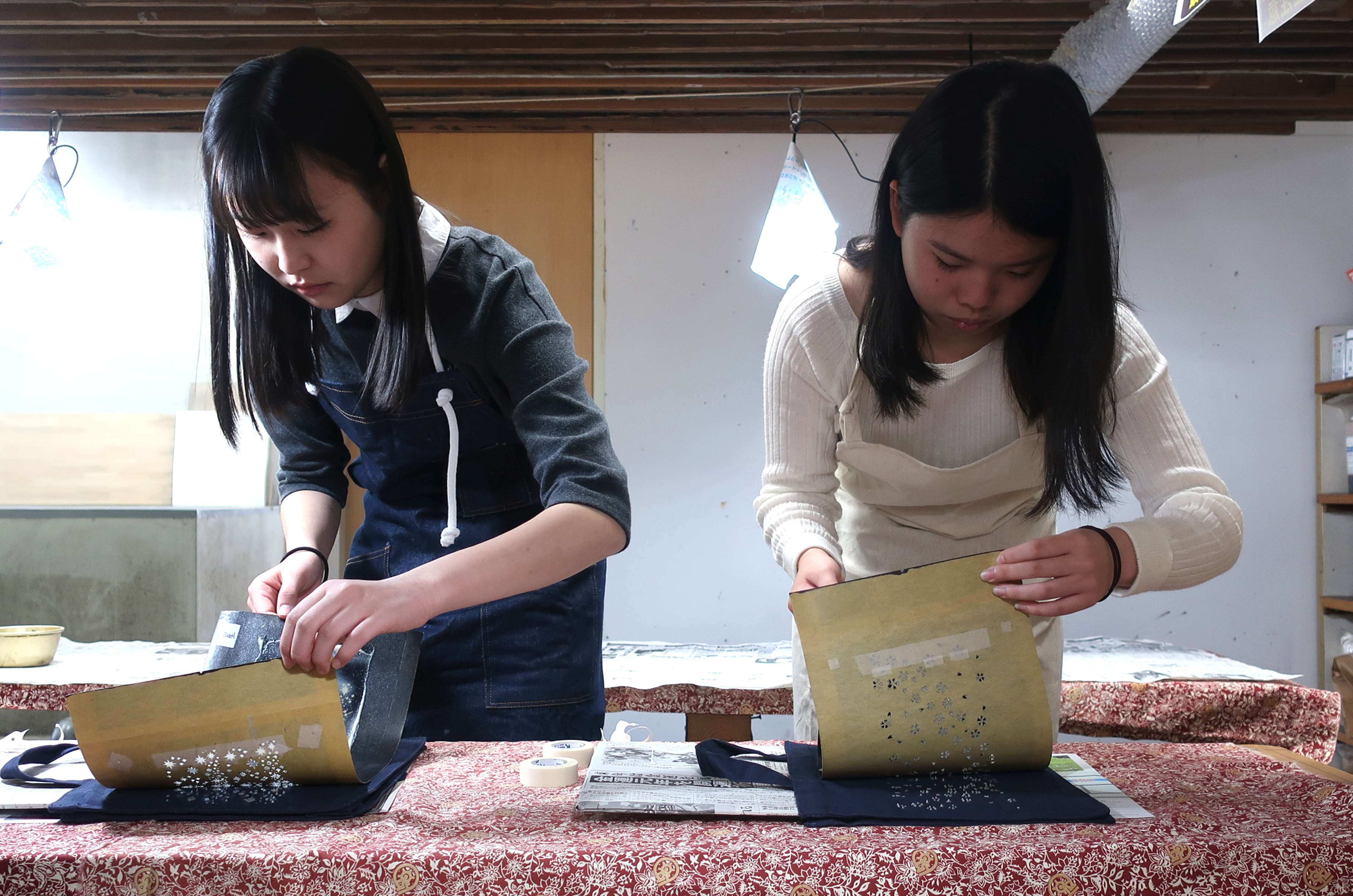 染色体験 型がずれないよう慎重に作業中