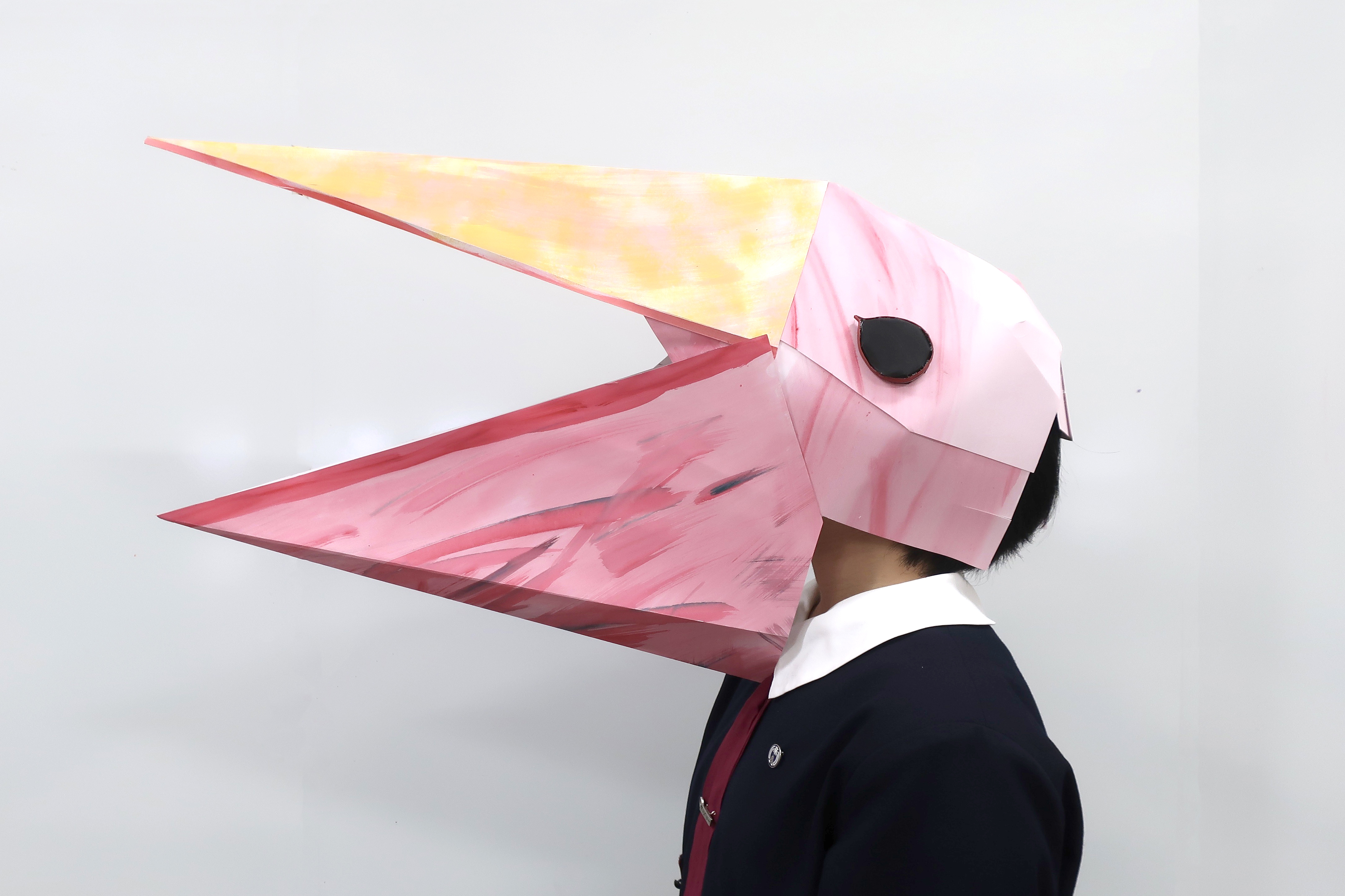 大きなクチバシのペリカンのお面。迫力がありますね!