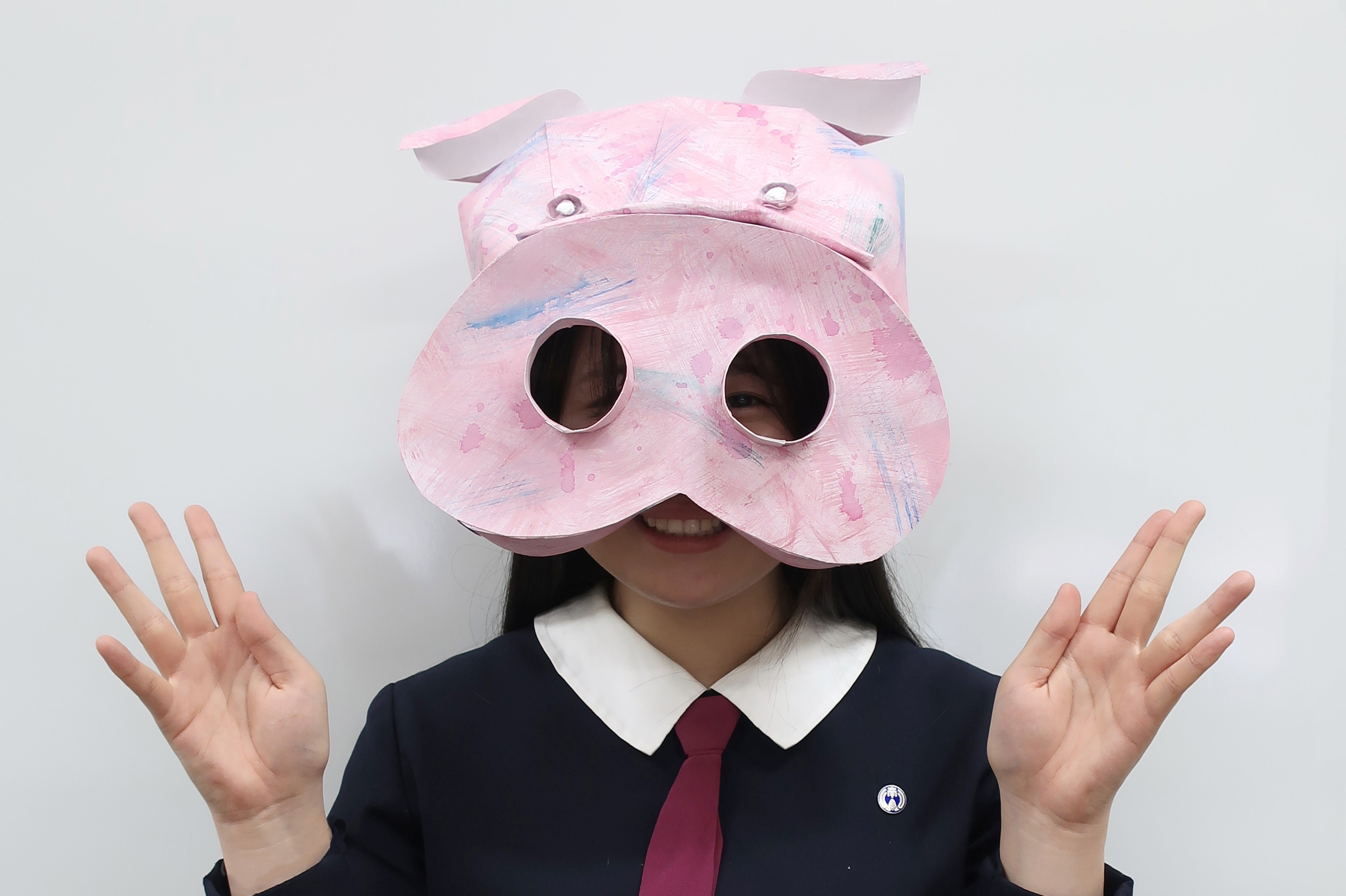 ブタのお面。なんと鼻の穴が覗き穴になっています!