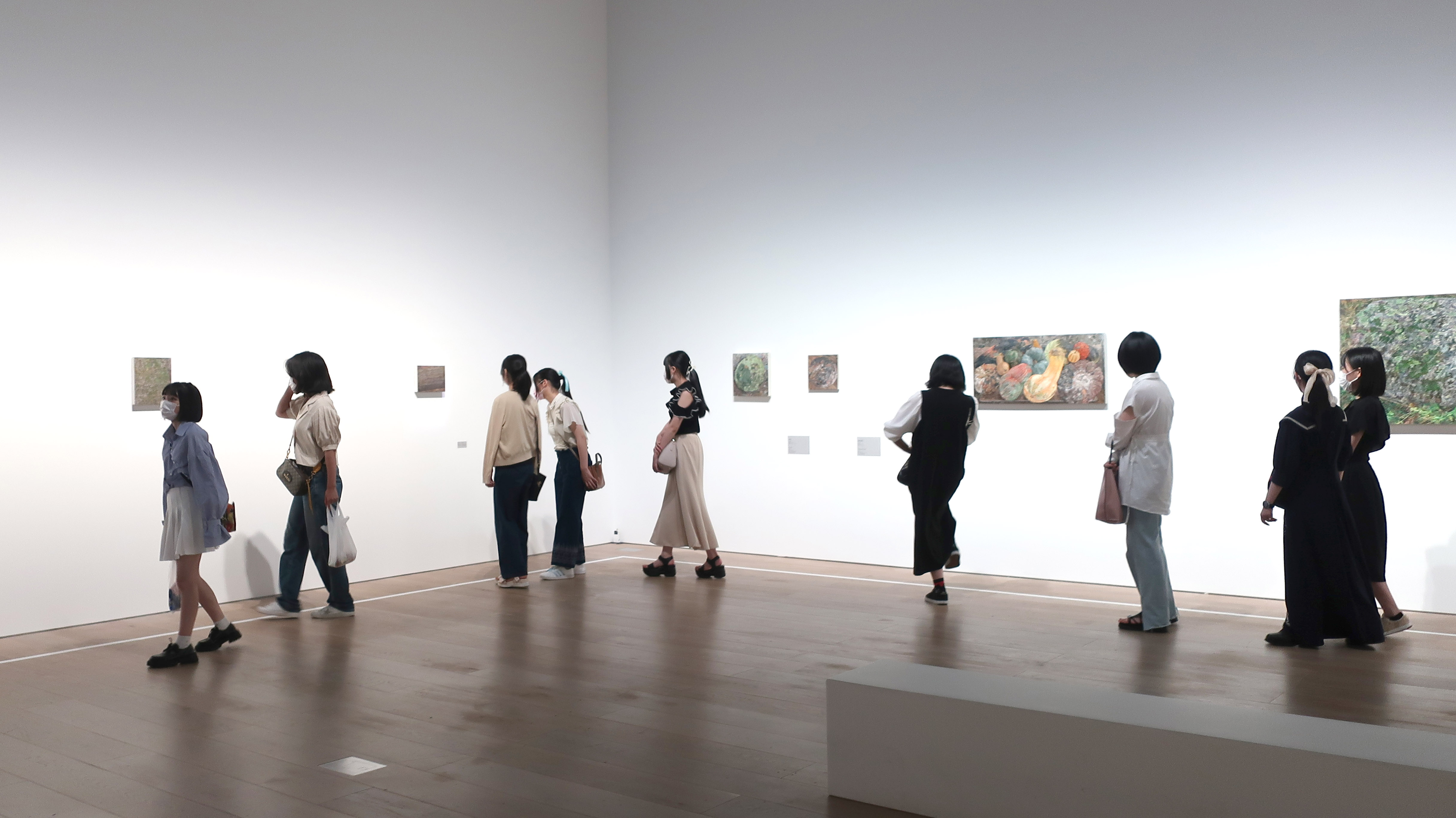 六本木の森美術館にて①　みんな真剣に鑑賞中