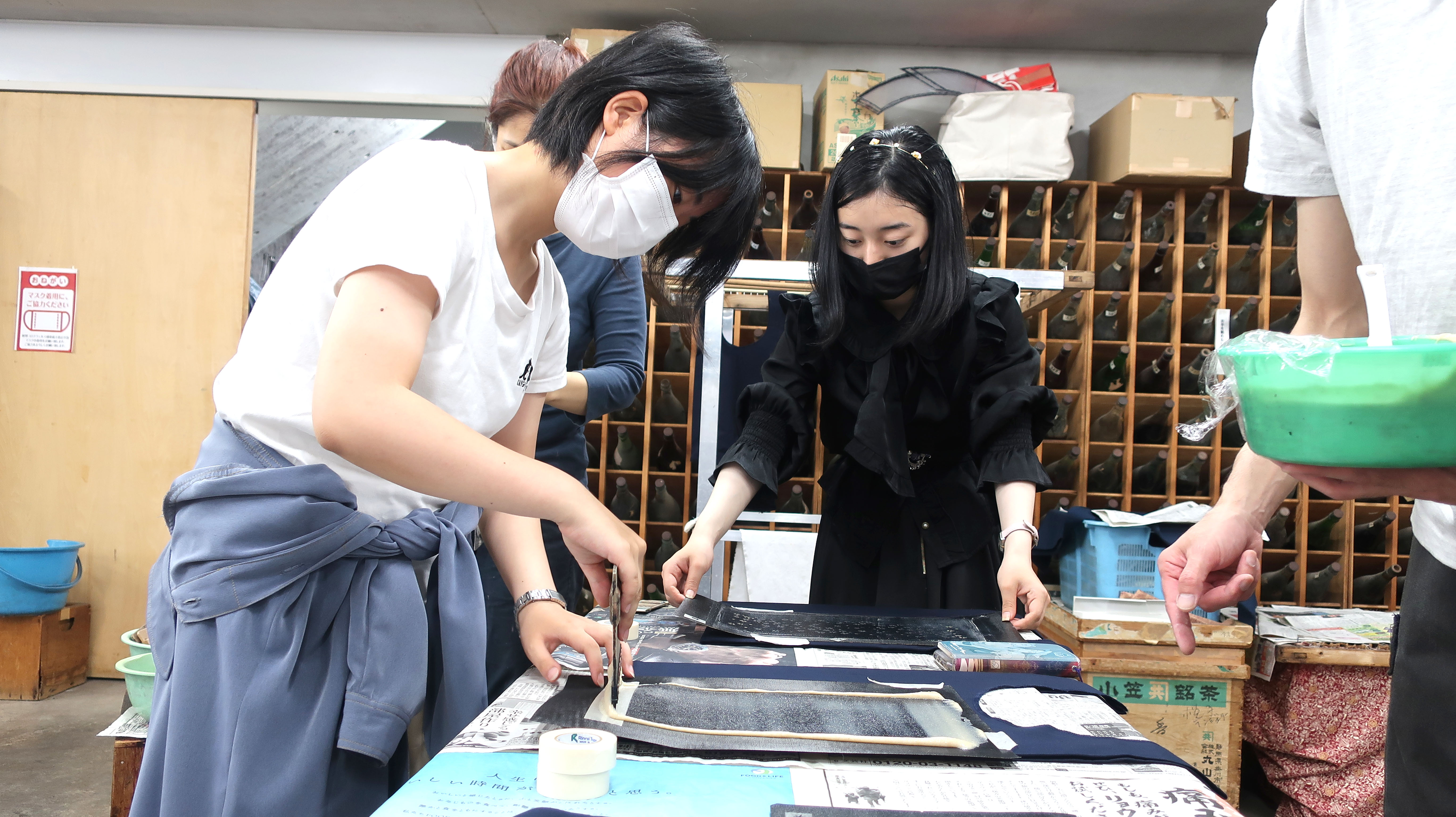染色体験　「抜染」を用いたトートバッグ制作