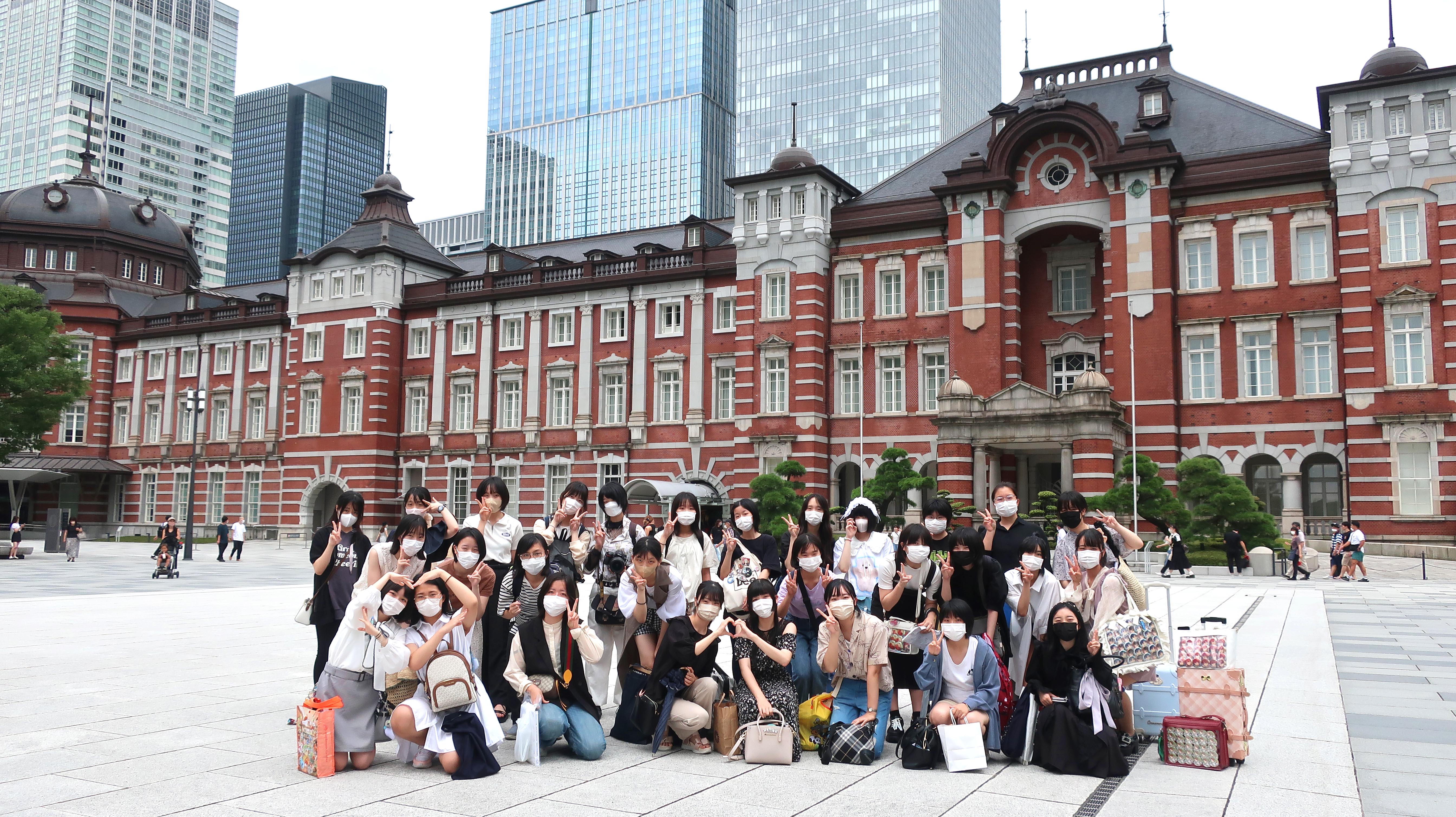 帰る前に東京駅前にて集合写真