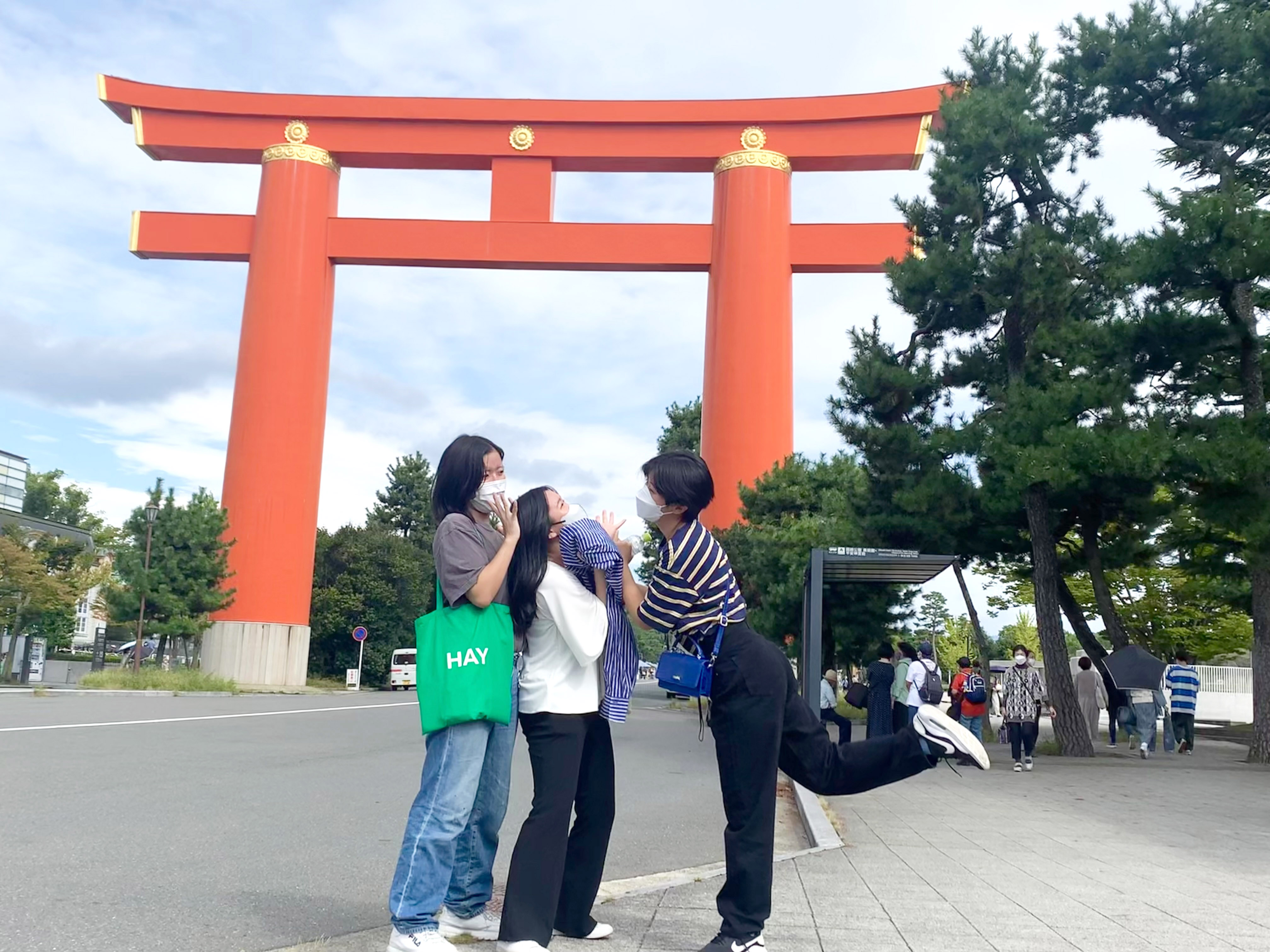 大鳥居前にて、ちょっと早く来すぎたお三方。