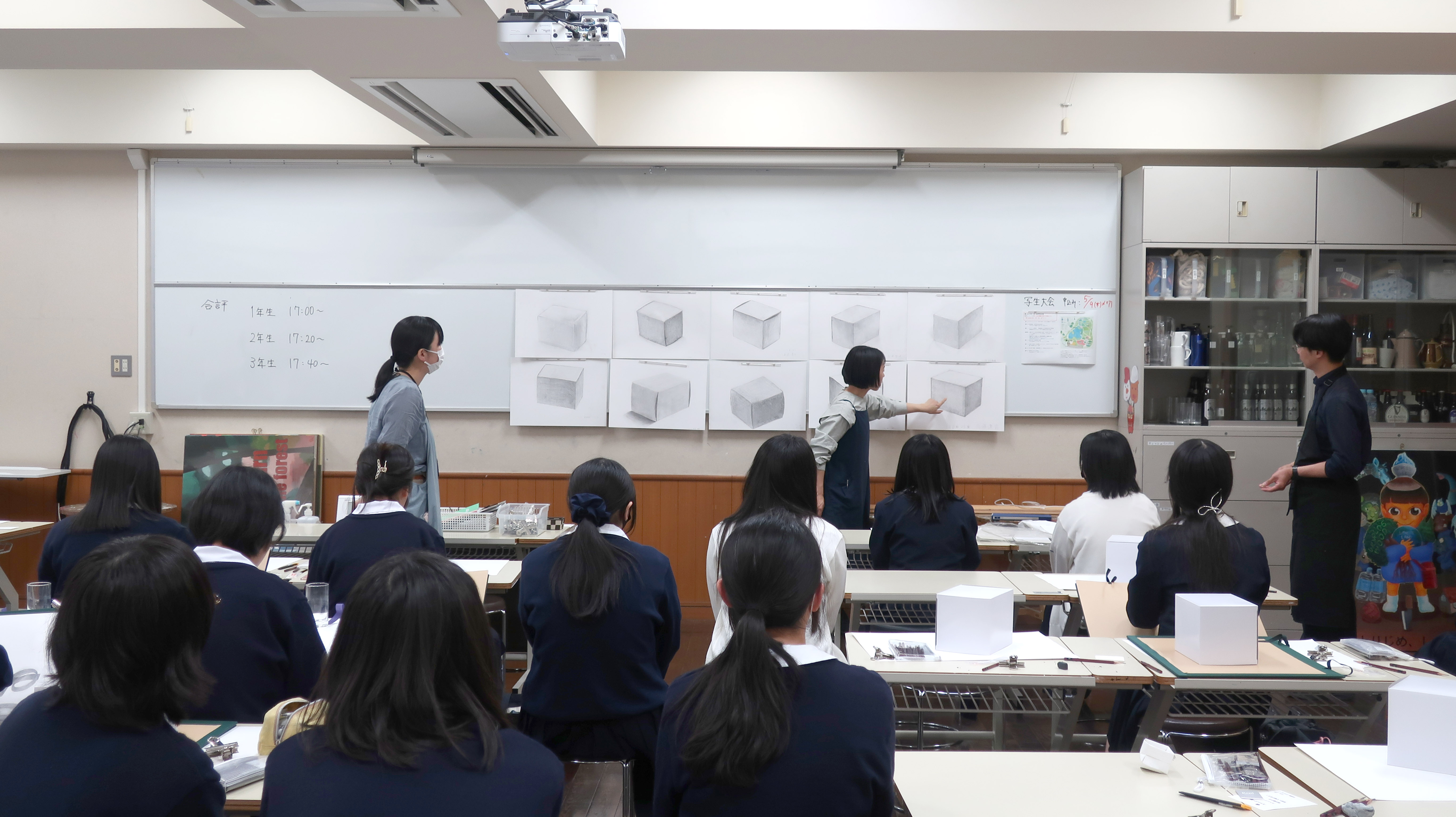 １年生の合評風景。はじめての合評はドキドキですね