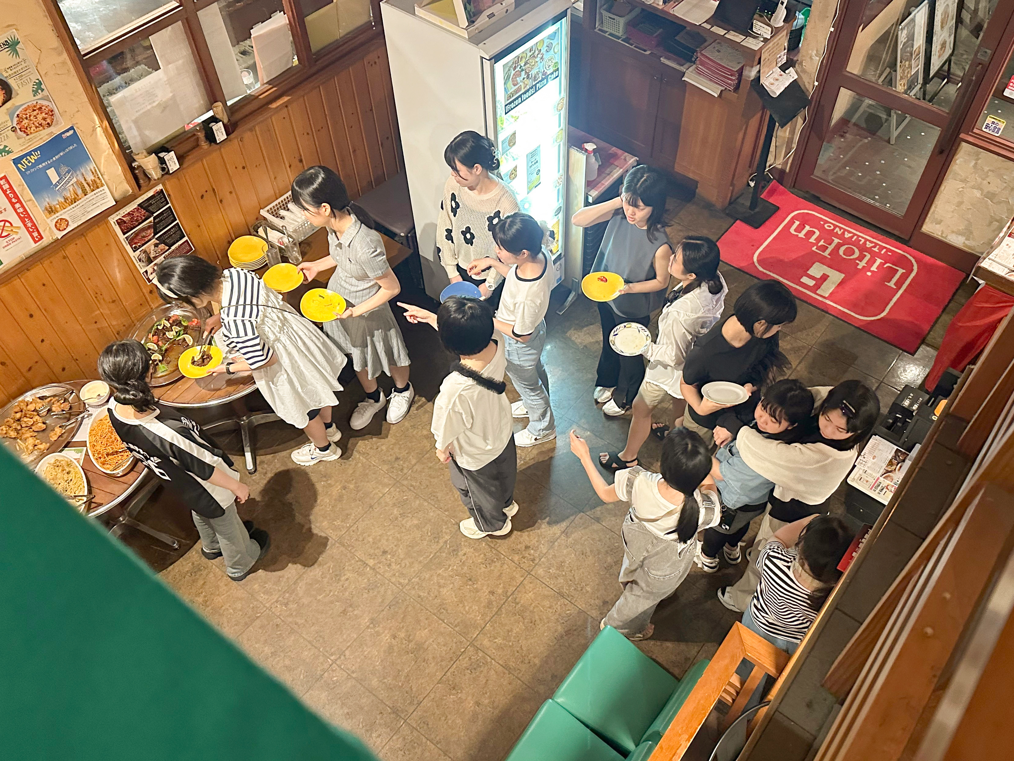 2日目の夜はイタリアン。ビュッフェコーナーは常に行列でした