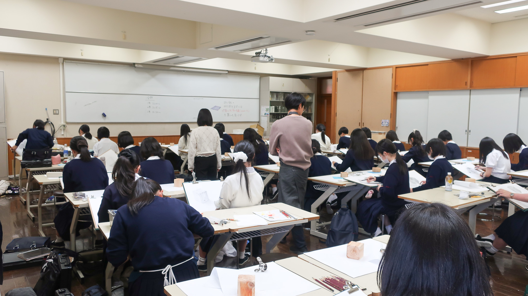 この日はデッサン講習！授業より大人数。