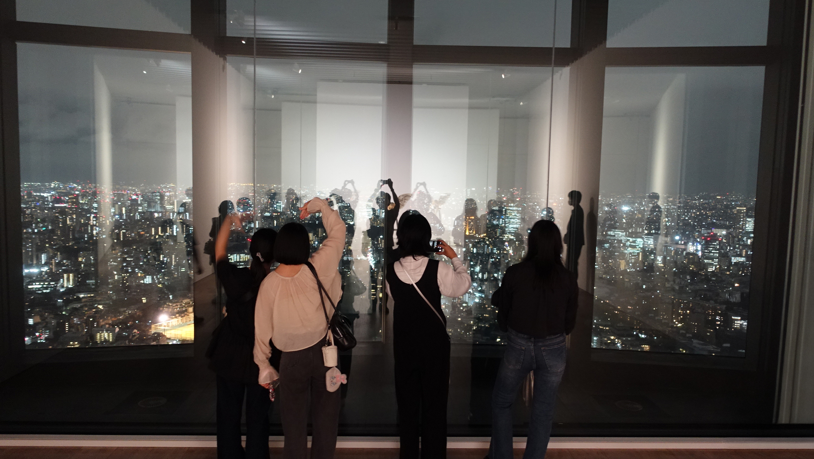 展示の合間に出会う、東京の夜景
