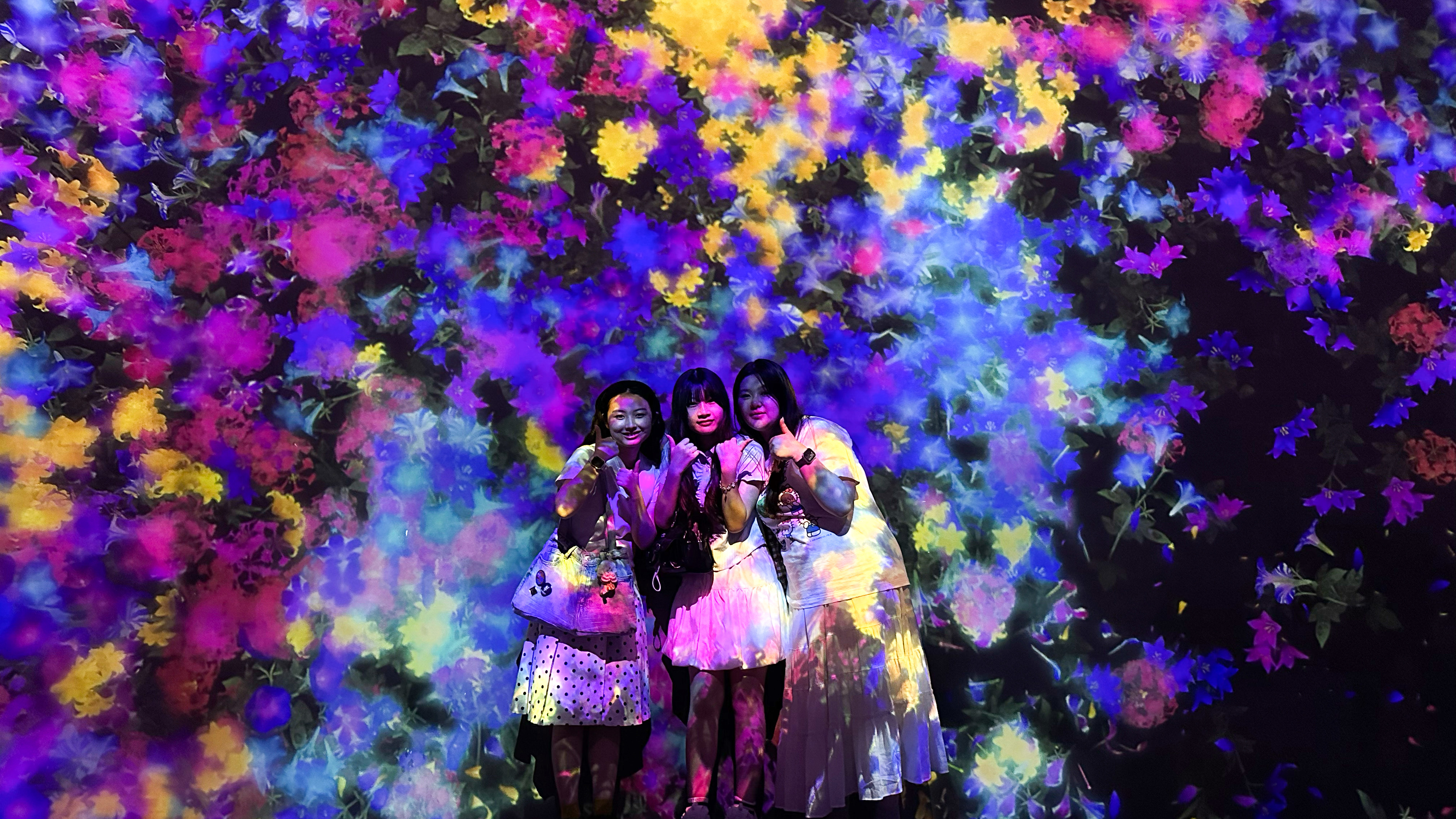 空間も人も花に染まる