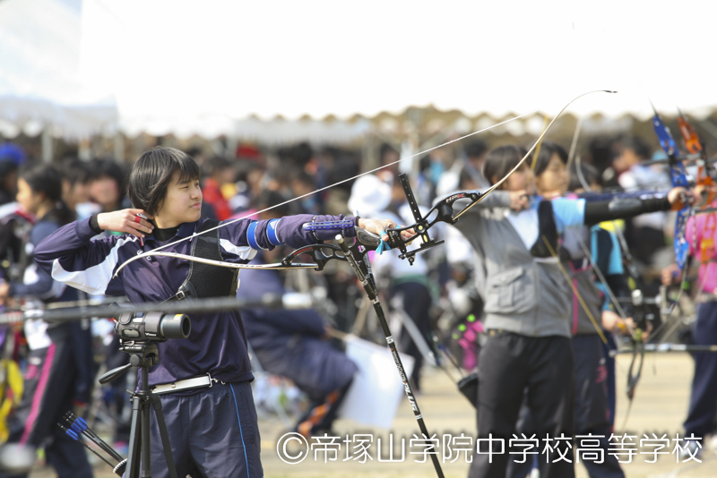 アーチェリー部の活躍 Photo Report 帝塚山学院中学校高等学校 一人ひとりの 輝きの先へ 100年続く伝統を誇りに 中高一貫校