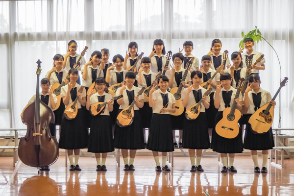 ギターマンドリン部の活動 第36回中学校高等学校ギターマンドリン音楽祭 Photo Report 帝塚山学院中学校高等学校 一人ひとりの 輝きの先へ 100年続く伝統を誇りに 中高一貫校