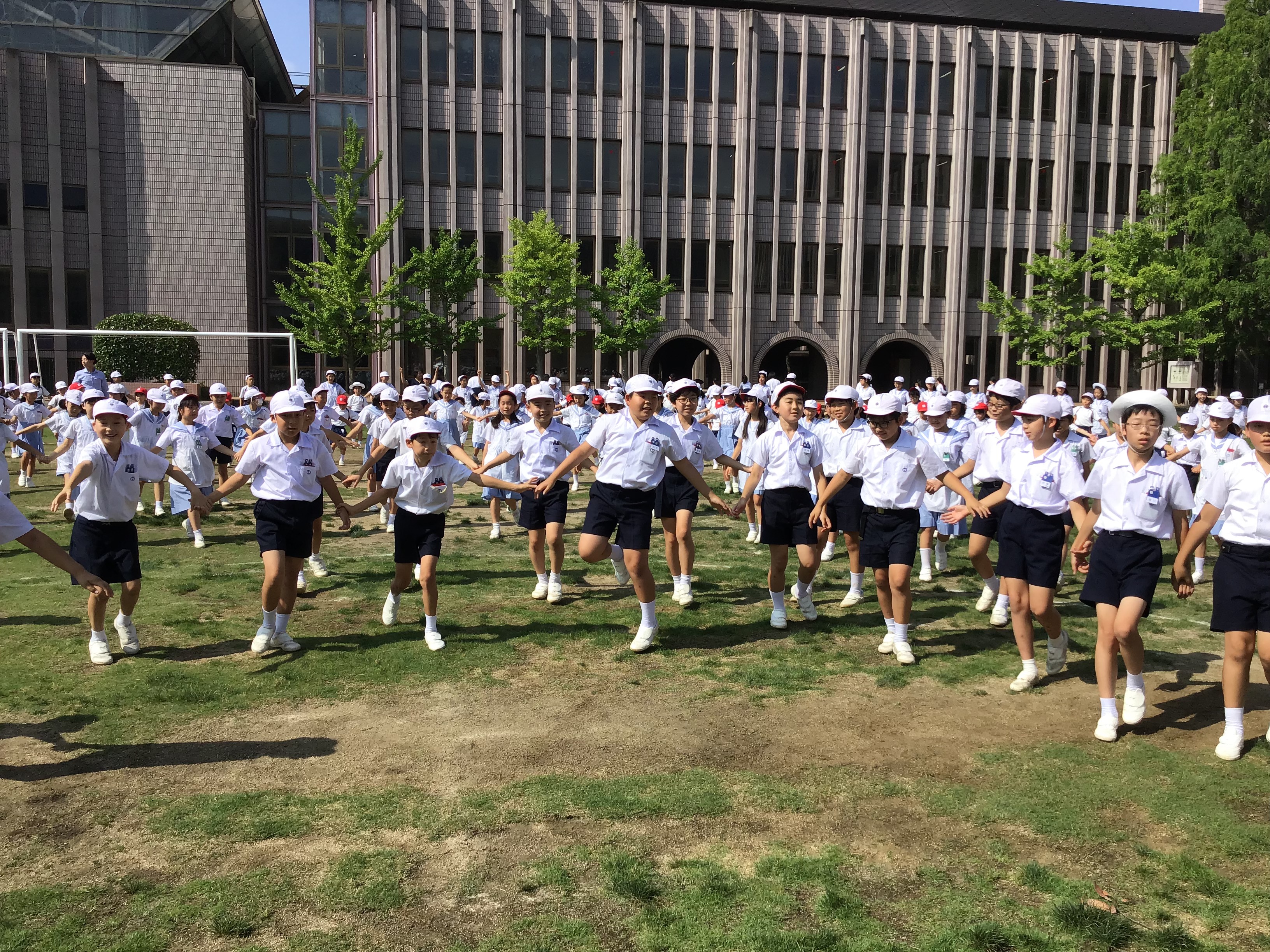 小学校で「七夕まつり」お揃いの浴衣で学院音頭を踊りました