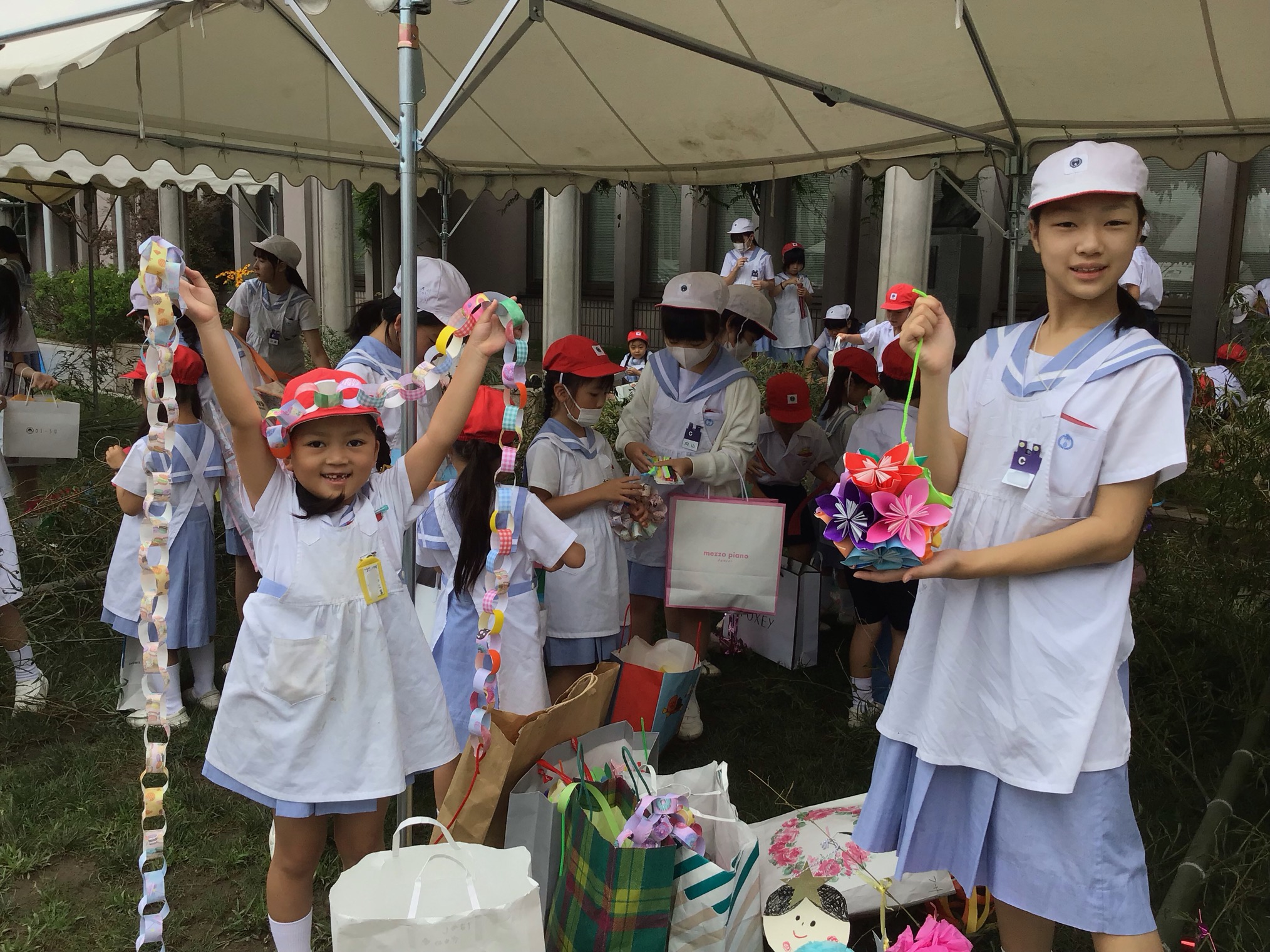小学校で「七夕まつり」お揃いの浴衣で学院音頭を踊りました